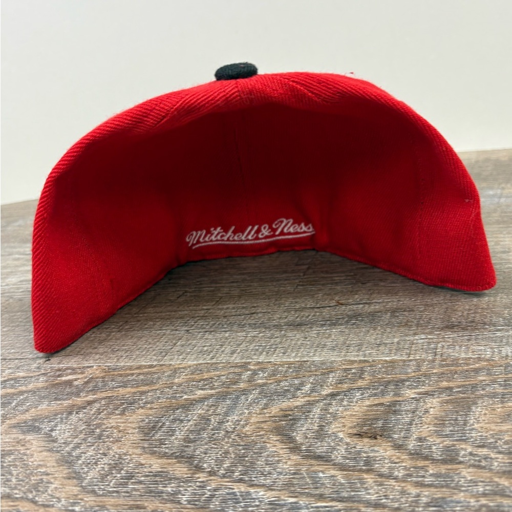Chicago Bulls Mitchell & Ness Hardwood Classics Team Two-Tone 2.0 Snapback Hat - Picture 3 of 6